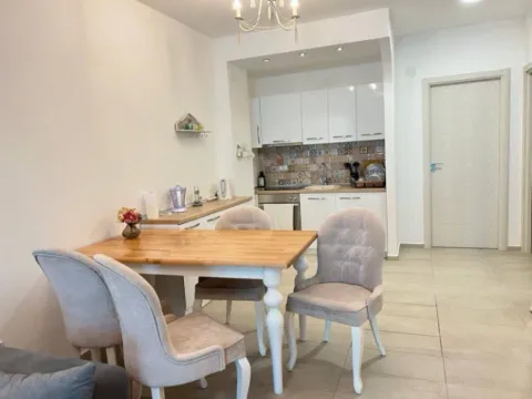 Izdavanje, dvosoban stan, 67m², Bečići, Budva