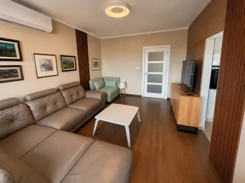 Dnevna soba sa ugaonom garniturom, stočićem i televizorom. - image 2