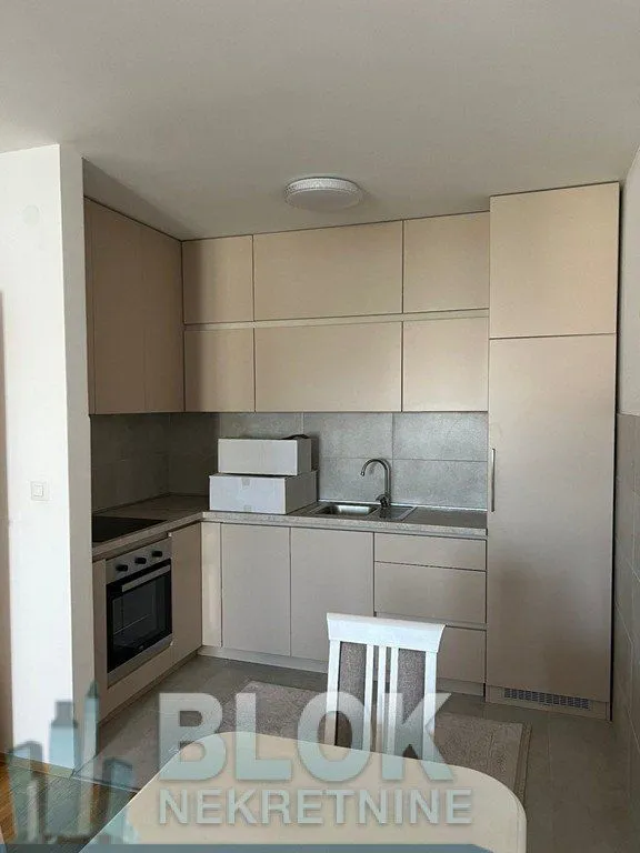 Izdavanje, jednosoban stan, 52m², Stari Aerodrom, Podgorica