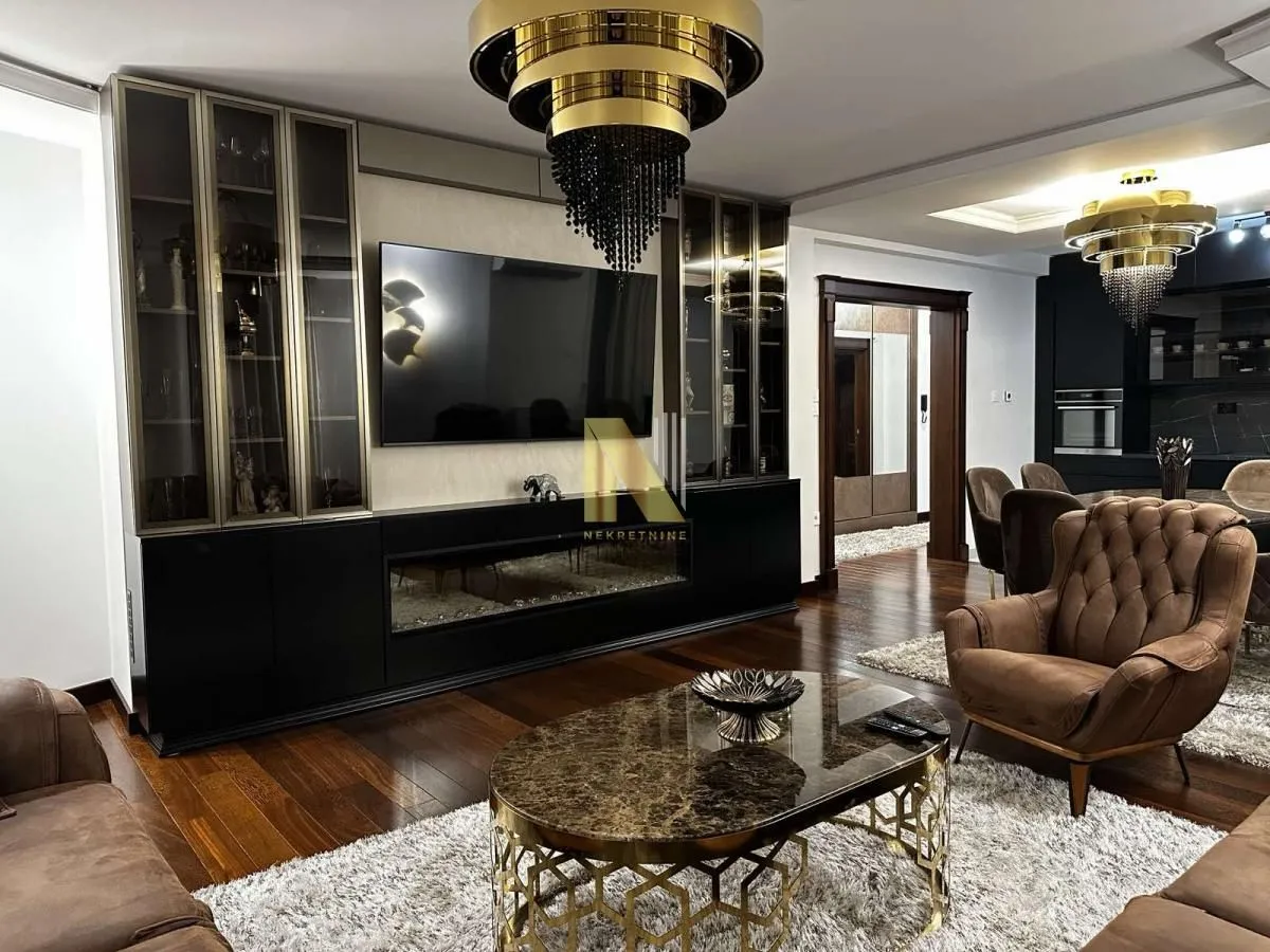 Izdavanje, četvorosoban stan, 116m², Socijalno, Novi Sad Sve Podlokacije