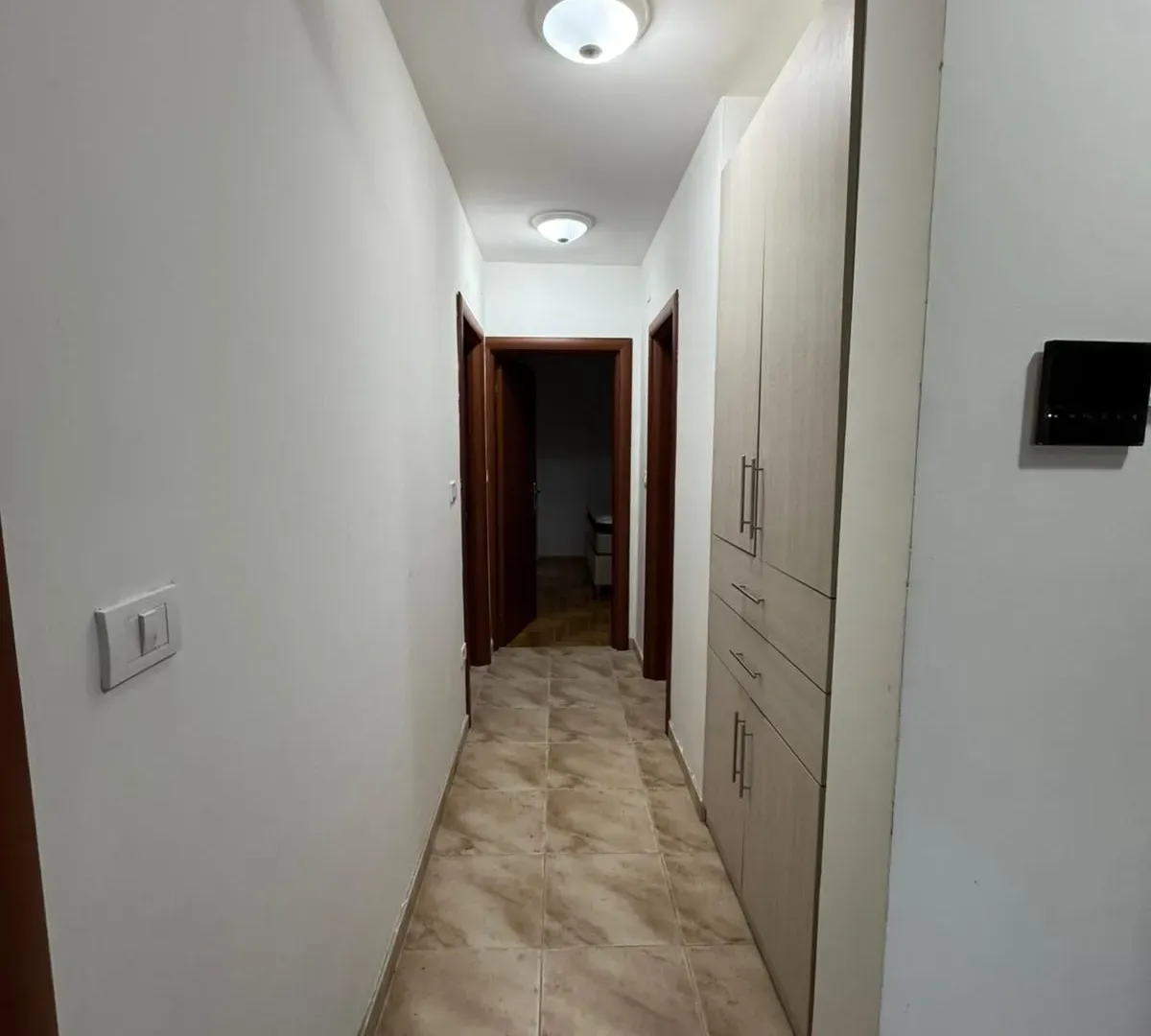 Izdavanje, trosoban stan, 92m², Krivi Most, Podgorica