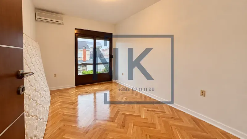 Empty room with parquet flooring and access to the terrace.