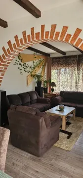 Dnevna soba sa garniturom, stočićem i dekorativnim lukom od cigle. - image 6