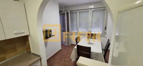 Manja kuhinja povezana sa trpezarijom kroz lučni prolaz. - image 6