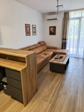 Dnevna soba sa ugaonom garniturom, klub stočićem i radnim stolom. - image 3