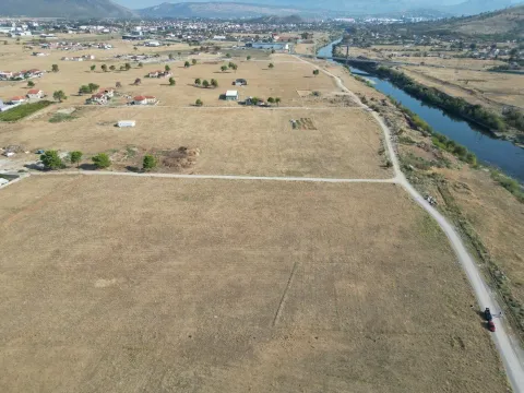Pogled iz vazduha na prostrano zemljište u blizini rijeke. - image 3