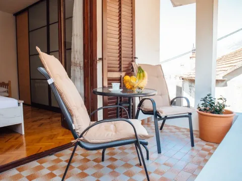 Izdavanje, dvosoban stan, 91m², Škaljari, Kotor - image 4