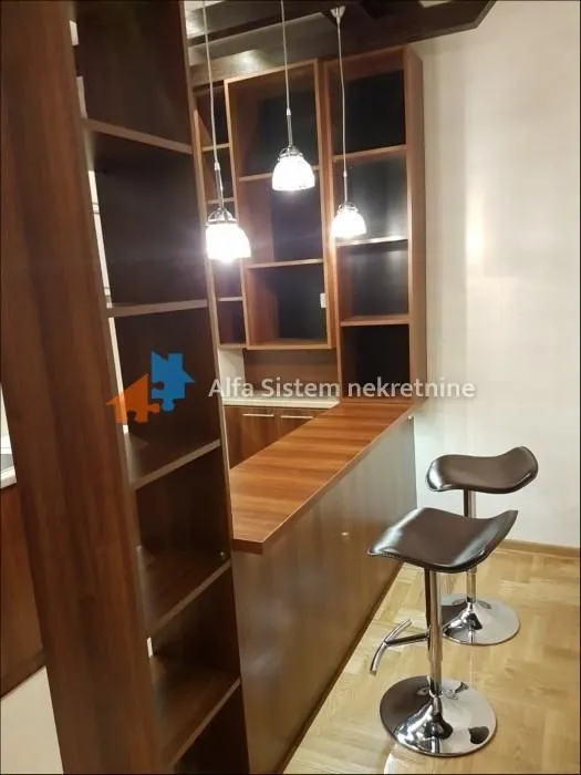 Kuhinja sa šankom i barskim stolicama.