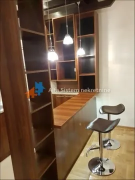 Kuhinja sa šankom i barskim stolicama. - image 11