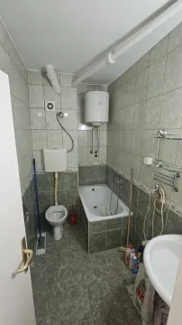 Manje kupatilo sa kadom, toaletom i umivaonikom. - image 7