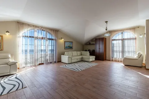 Prostrani dnevni boravak sa garniturom, drvenim podom i velikim lučnim prozorima. - image 6