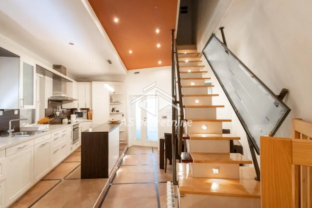 Izdavanje, četvorosoban stan, 140m², Obilićev Venac, Beograd