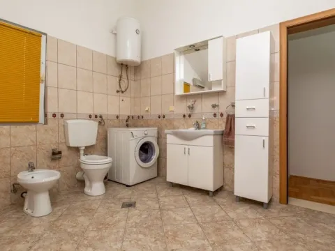 Sale, house, 258m², Pod Goricom, Podgorica - image 15