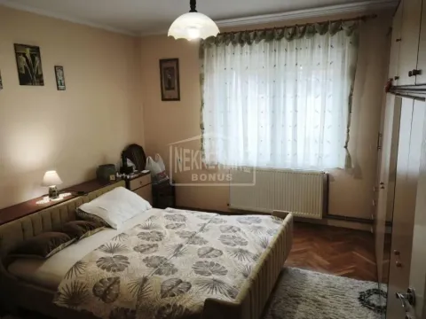Nameštena spavaća soba sa bračnim krevetom, ormanom i prozorom. - image 17