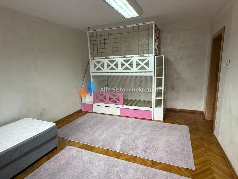 Izdavanje, trosoban stan, 105m², Savski Venac, Beograd