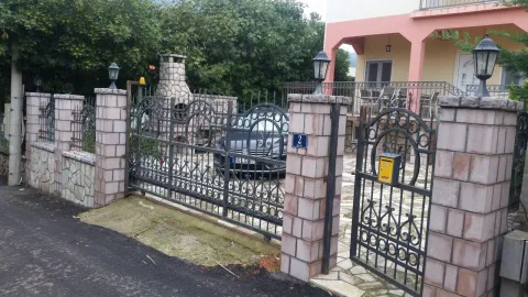 Pogled na dvorište i spoljašnjost kuće sa ogradom. - image 4