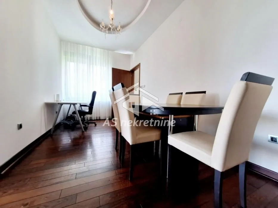Izdavanje, četvorosoban stan, 135m², Savski Venac, Beograd