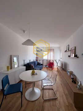 Dnevna soba sa trpezarijom i modernim namještajem. - image 2