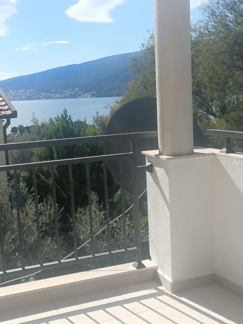 Pogled sa terase na more i okolno zelenilo.
