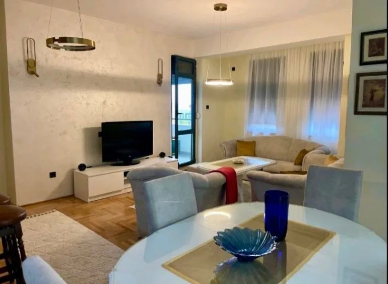Izdavanje, dvosoban stan, 76m², Centar, Podgorica