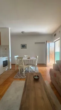 Dnevni boravak sa trpezarijom i kuhinjom u pozadini. - image 3