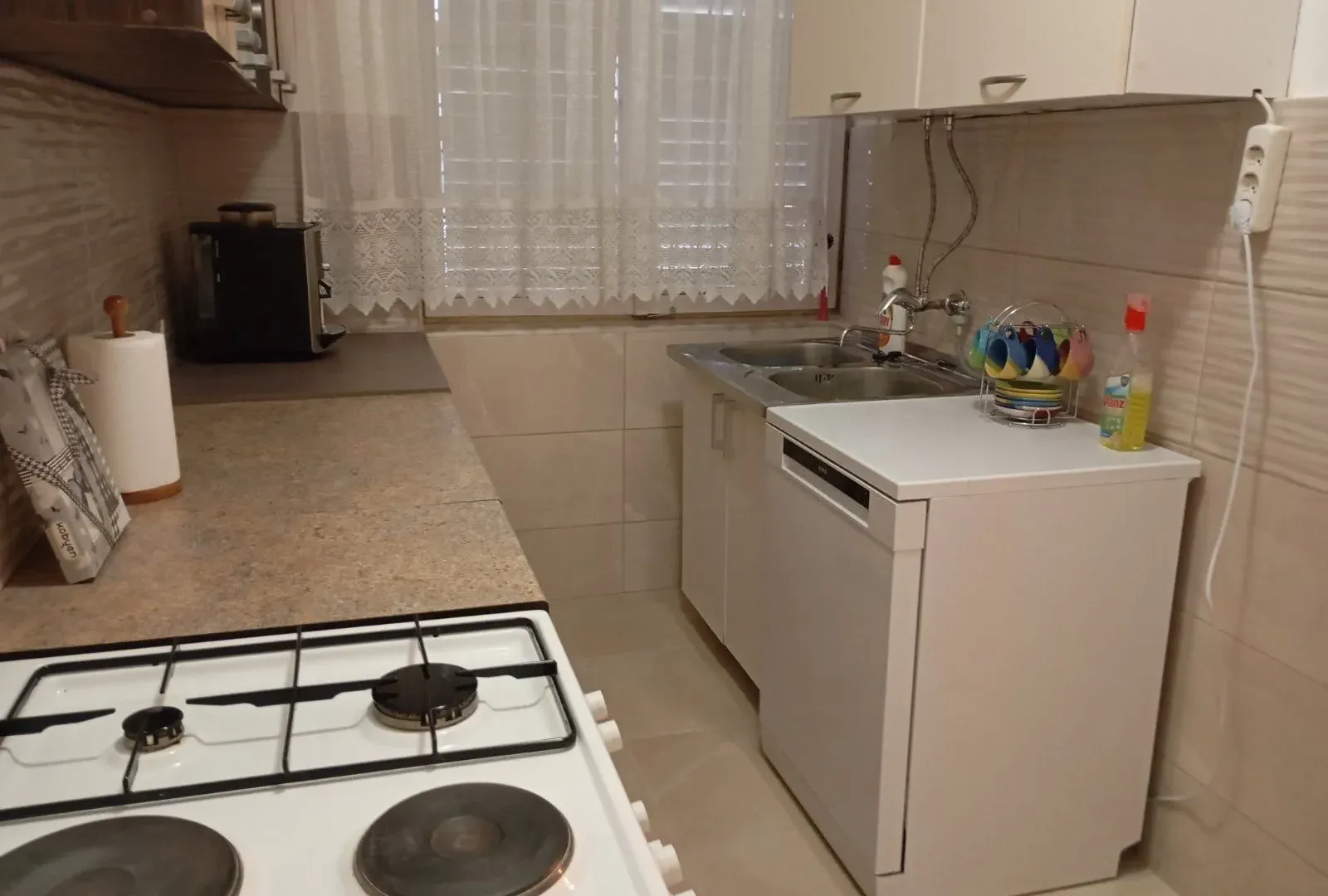 Izdavanje, dvosoban stan, 80m², Đenovići, Herceg Novi