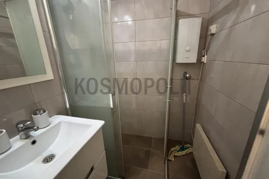 Kupatilo sa tuš kabinom, umivaonikom i bojlerom.