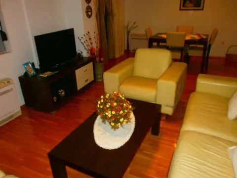 Izdavanje, trosoban stan, 95m², Gorica C, Podgorica