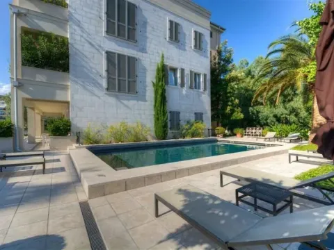 Prodaja, dvosoban stan, 100m², Centar, Tivat