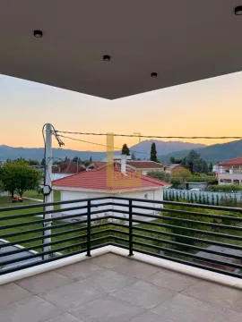 Pogled sa terase na naselje i planine u pozadini. - image 9