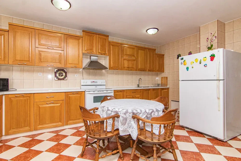 Izdavanje, kuća, 240m², Zlatica, Podgorica