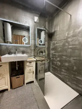 Moderno kupatilo sa tuš kabinom i umivaonikom. - image 10