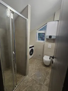 Kupatilo opremljeno tuš kabinom, WC šoljom, mašinom za veš i bojlerom. - image 7