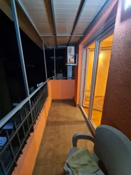 Natkrivena terasa sa pogledom noću. - image 3