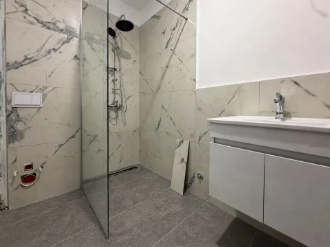 Moderne kupatilo sa tuš kabinom i bijelim umivaonikom. - image 12