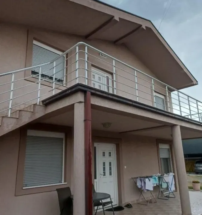 Izdavanje, dvosoban stan, 84m², Zagorič, Podgorica