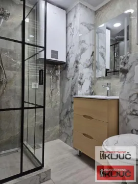 Moderno kupatilo sa tuš kabinom, umivaonikom i bojlerom. - image 6