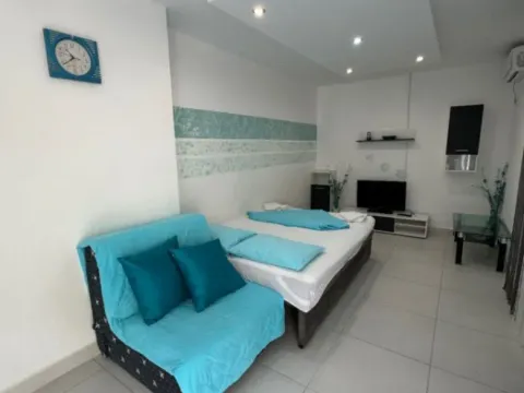 Izdavanje, jednosoban stan, 60m², Bečići, Budva - image 1