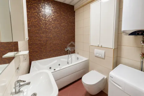 Kupatilo opremljeno kadom, umivaonikom, WC šoljom i veš mašinom. - image 18