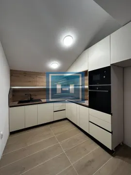 Moderna ugaona kuhinja sa ugradnim aparatima i drvenim elementima. - image 9