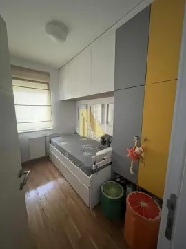Dečja soba sa krevetom i ugradnim ormarom. - image 5