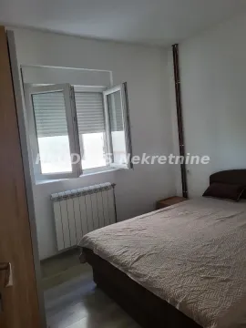 Manja spavaća soba sa bračnim krevetom i prozorom. - image 5