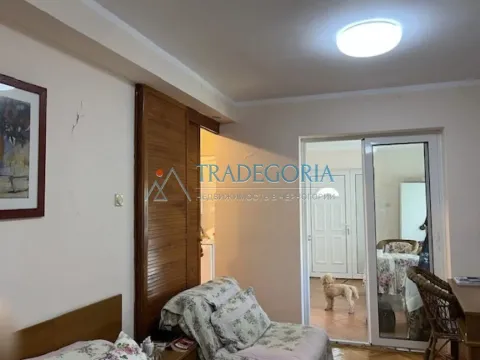 Spavaća soba sa krevetom i izlazom na terasu. - image 3