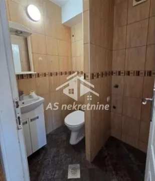 Kupatilo obloženo keramičkim pločicama sa umivaonikom i WC šoljom. - image 25