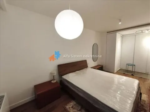 Furnished bedroom with a double bed and a built-in wardrobe. - image 9
