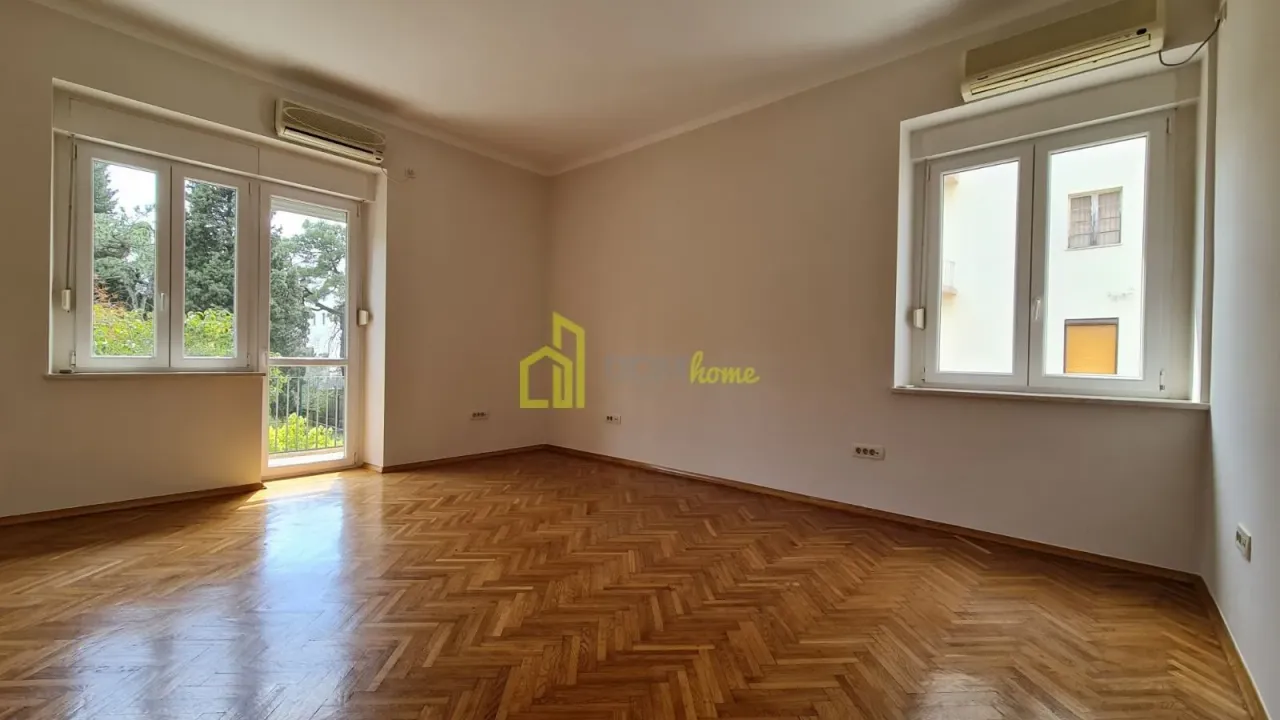 Izdavanje, poslovni prostor, 110m², Centar, Podgorica