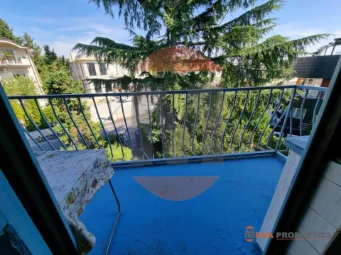 Manji balkon sa metalnom ogradom i pogledom na okolno zelenilo i zgrade. - image 15