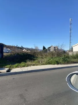 Plac za gradnju uz asfaltni put. - image 2
