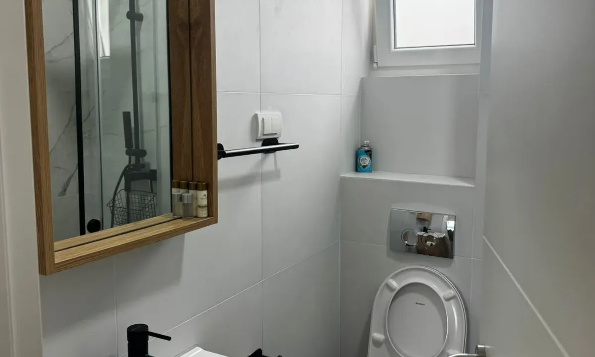 Izdavanje, jednosoban stan, 50m², Kalimanj, Tivat