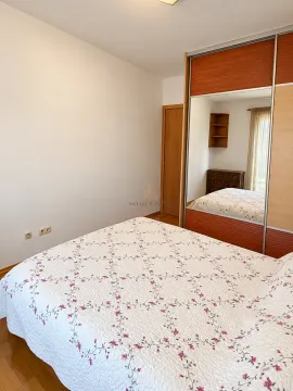 Spavaća soba sa bračnim krevetom i ugradnim plakarom sa ogledalom. - image 5